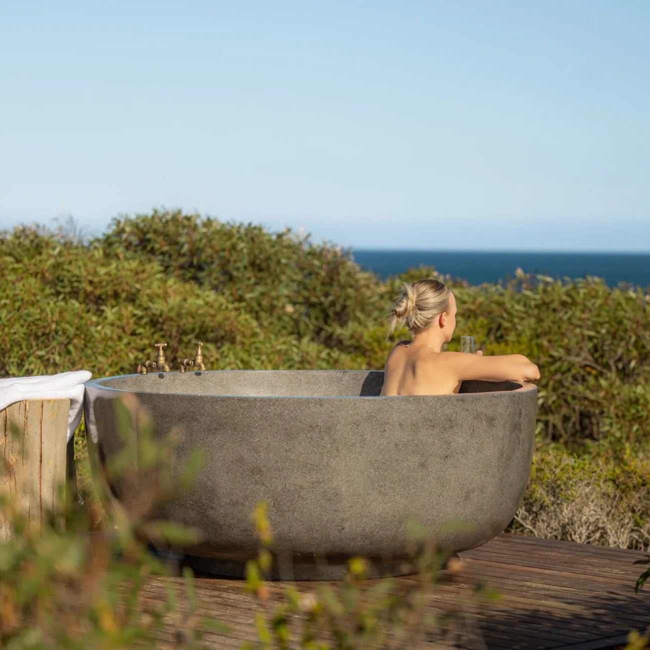 Round Concrete Terrazzo Stone Bath 1500mm - Dark Grey